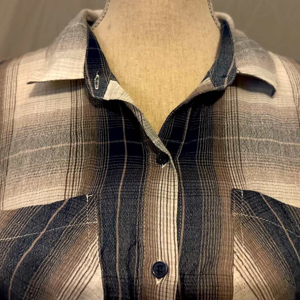 NWOT Lucky Brand in Med plaid shirt w/ black gray & purple. Comfy button down